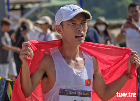 SEA Games 32: Lê Thị Tuyết đoạt huy chương bạc marathon - Ảnh 2. Hoàng Nguyên Thanh đã về đích thứ ba để đoạt HCĐ - Ảnh: NAM TRẦN