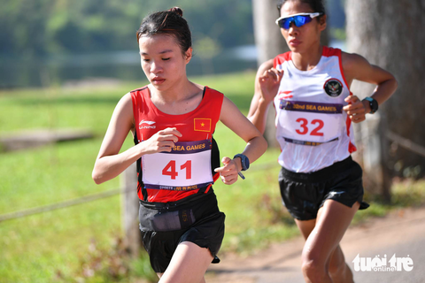 Cập nhật SEA Games 32: Marathon 'mở hàng', chờ đón 'ngày vàng' - Ảnh 2. Bám đuổi ngay sát Lê Thị Tuyết là VĐV số BIB 32 của Indonesia - Ảnh: NAM TRẦN
