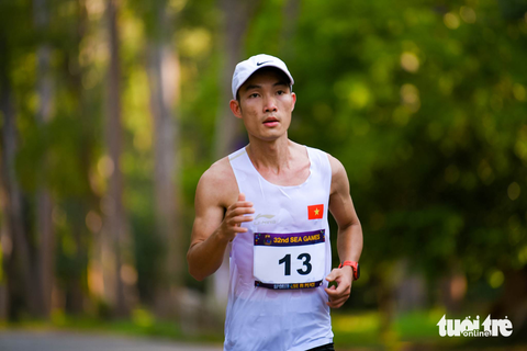 Cập nhật SEA Games 32: Marathon 'mở hàng', chờ đón 'ngày vàng' - Ảnh 3. Hoàng Nguyên Thanh đang bám đuổi tốp 3 VĐV nam dẫn đầu - Ảnh: NAM TRẦN