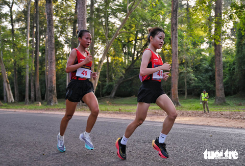Cập nhật SEA Games 32: Marathon mở hàng, chờ đón ngày vàng - Ảnh 2. Vận động viên Lê Thị Tuyết (trước) vẫn đang nỗ lực để có thể mang về tấm huy chương vàng cho đoàn thể thao Việt Nam - Ảnh: NAM TRẦN