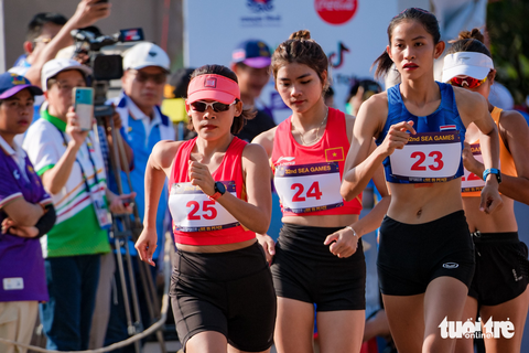 Hoàng tử, nữ hoàng đi bộ chiến thắng tại SEA Games 32 - Ảnh 1. Hoàng tử, nữ hoàng đi bộ chiến thắng tại SEA Games 32 - Ảnh 1.