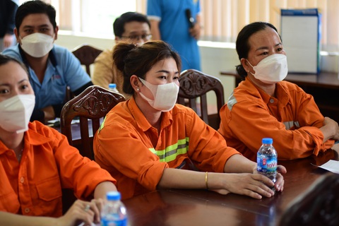Chủ tịch UBND TP.HCM nghe cử tri công nhân tâm tình mua nhà ở xã hội - Ảnh 3. Chủ tịch UBND TP.HCM nghe cử tri công nhân tâm tình mua nhà ở xã hội - Ảnh 3.