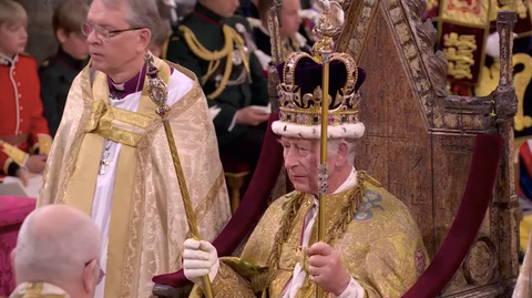 Lễ đăng quang lịch sử của Vua Charles III - Ảnh 8. Vua Charles III thực hiện nghi lễ đăng quang - Ảnh: THE GUARDIAN