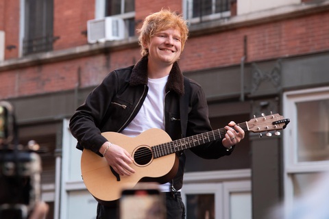Siêu sao tỉ view Ed Sheeran ghi điểm với những lần quyên góp- Ảnh 2. Hình ảnh của Ed Sheeran luôn đi cùng cây đàn, hát những bản tình ca và thường xuyên làm từ thiện - Ảnh: BBC