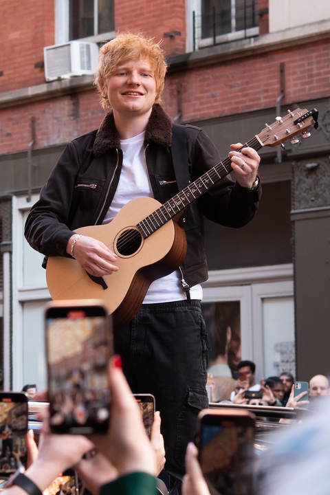 Ed Sheeran và fan ăn mừng thắng kiện trên đường phố New York - Ảnh 4. Ed Sheeran và fan ăn mừng thắng kiện trên đường phố New York - Ảnh 4.