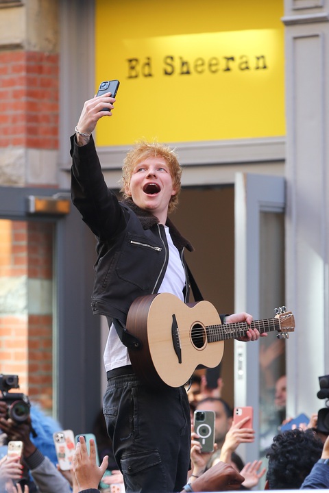Ed Sheeran và fan ăn mừng thắng kiện trên đường phố New York - Ảnh 1. Ed Sheeran và fan ăn mừng thắng kiện trên đường phố New York - Ảnh 1.