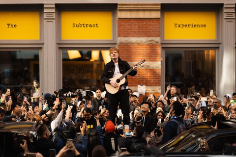 Siêu sao tỉ view Ed Sheeran ghi điểm với những lần quyên góp- Ảnh 5. Ed Sheeran biểu diễn giữa đường phố ăn mừng thắng vụ kiện bản quyền - Ảnh: BBC
