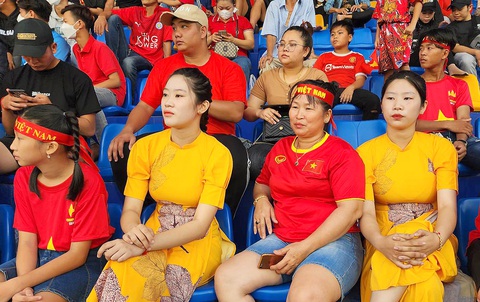 Hai con gái của chị Tuyết lần đầu mặc áo dài khi đến sân cổ vũ đội tuyển U22 Việt Nam - Ảnh: TIẾN TRÌNH Hai con gái của chị Tuyết lần đầu mặc áo dài khi đến sân cổ vũ đội tuyển U22 Việt Nam - Ảnh: TIẾN TRÌNH