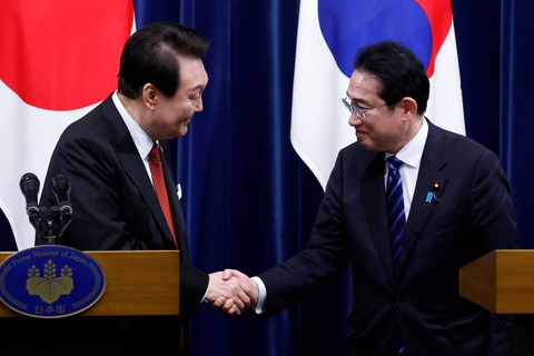 Quan hệ Hàn Quốc - Nhật Bản hàn gắn qua ly ‘rượu kết thân’ - Ảnh 1. Quan hệ Hàn Quốc - Nhật Bản hàn gắn qua ly ‘rượu kết thân’ - Ảnh 1.