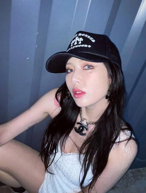 HyunA gây hoang mang với gương mặt cứng đơ cùng đôi mắt kỳ lạ - Ảnh 1. HyunA gây hoang mang với gương mặt cứng đơ cùng đôi mắt kỳ lạ - Ảnh 1.