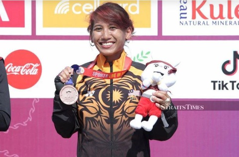 VĐV Malaysia ngơ ngác vì huy chương... từ trên trời rơi xuống - Ảnh 1. VĐV Malaysia ngơ ngác vì huy chương... từ trên trời rơi xuống - Ảnh 1.