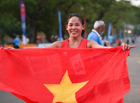 SEA Games 32: Hưng Nguyên đoạt HCV 200m đầu tiên cho bơi lội Việt Nam - Ảnh 4. Nguyễn Thị Thanh Phúc giành HCV đi bộ 20km nữ - Ảnh: NAM TRẦN