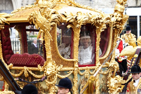 Vua Charles và Hoàng hậu Camilla của Anh rời Tu viện Westminster sau lễ đăng quang của họ ngày 6-5 - Ảnh: REUTERS Vua Charles và Hoàng hậu Camilla của Anh rời Tu viện Westminster sau lễ đăng quang - Ảnh: REUTERS