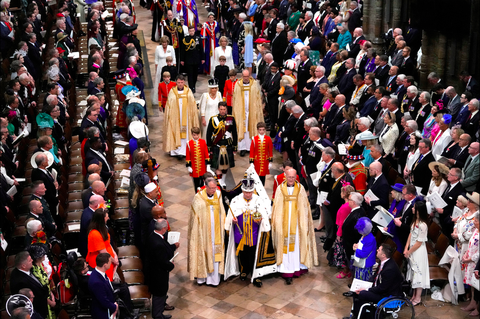Vua Charles III (phía trước) và Hoàng hậu Camilla trong lễ đăng quang tại Tu viện Westminster ở London, Anh ngày 6-5 - Ảnh: REUTERS Vua Charles III (phía trước) và hoàng hậu Camilla trong lễ đăng quang tại tu viện Westminster ở London, Anh ngày 6-5 - Ảnh: REUTERS
