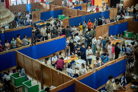 Đi bỏ phiếu bầu cử sớm, nhiều người Thái Lan ngất xỉu do nắng nóng - Ảnh 8. Đi bỏ phiếu bầu cử sớm, nhiều người Thái Lan ngất xỉu do nắng nóng - Ảnh 8.
