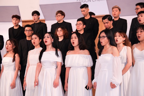 Thành Lộc thấy trái tim được an ủi, được truyền năng lượng bởi Saigon Choir - Ảnh 3. Thành Lộc thấy trái tim được an ủi, được truyền năng lượng bởi Saigon Choir - Ảnh 3.