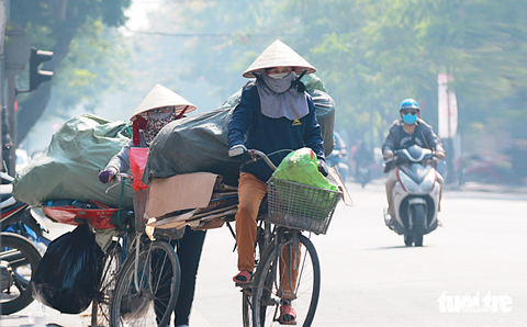 Nhiều người lao động ngoài trời ở Huế mặc đồ chống nắng kín mít đối phó với nắng nóng - Ảnh: NHẬT LINH Nhiều người lao động ngoài trời ở Huế mặc đồ chống nắng kín mít đối phó với nắng nóng - Ảnh: NHẬT LINH