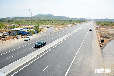 Nhiều xe cộ vẫn di chuyển tại nút giao cao tốc Phan Thiết - Dầu Giây với quốc lộ 55 khi chưa hoàn thiện thi công - Ảnh: ĐỨC TRONG Nhiều xe cộ vẫn di chuyển tại nút giao cao tốc Phan Thiết - Dầu Giây với quốc lộ 55 khi chưa hoàn thiện thi công - Ảnh: ĐỨC TRONG