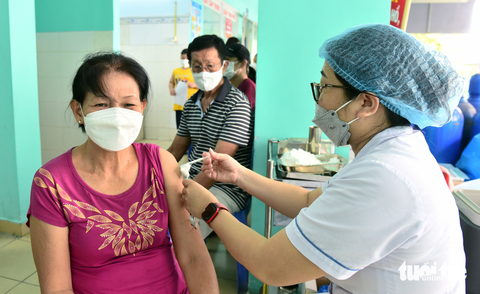 Tiêm vắc xin ngừa COVID-19 cho người dân phường 11, quận Bình Thạnh, TP.HCM - Ảnh: DUYÊN PHAN Tiêm vắc xin ngừa COVID-19 cho người dân phường 11, quận Bình Thạnh, TP.HCM - Ảnh: DUYÊN PHAN