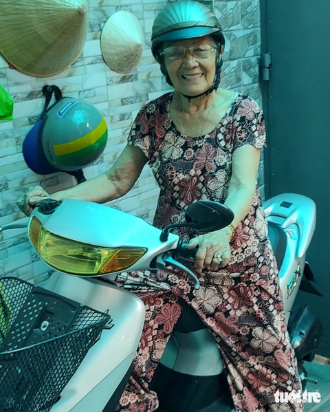 Nghệ sĩ Phi Điểu tự chạy xe máy đi chợ, đi chùa, đến phim trường... Ảnh: LINH ĐOAN Nghệ sĩ Phi Điểu tự chạy xe máy đi chợ, đi chùa, đến phim trường... Ảnh: LINH ĐOAN