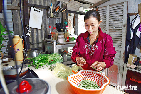 Từng ngón tay, khuỷu tay và vùng cổ của chị bị co rút nên mọi hoạt động khó khăn Từng ngón tay, khuỷu tay và vùng cổ của chị bị co rút nên mọi hoạt động khó khăn