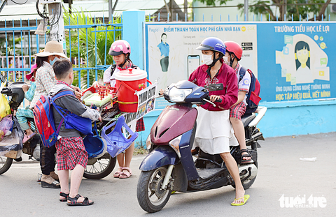 Chiều đến chị tranh thủ đón Phước Lộc tan học trước giờ đi hát Chiều đến chị tranh thủ đón Phước Lộc tan học trước giờ đi hát