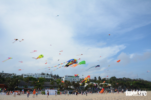 Du khách nghỉ dưỡng và tham gia lễ hội diều tại bãi biển Phan Thiết dịp lễ vừa qua - Ảnh: Đức Trong Du khách nghỉ dưỡng và tham gia lễ hội diều tại bãi biển Phan Thiết dịp lễ vừa qua - Ảnh: ĐỨC TRONG