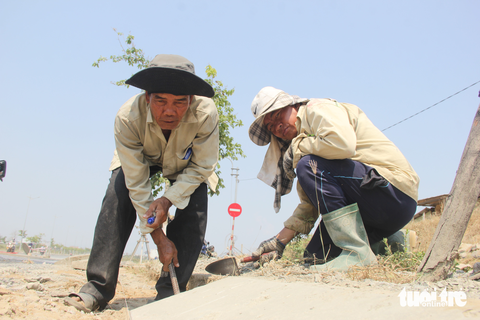 Chưa chính ngọ đã nắng như đổ lửa, dân gồng mình mưu sinh, chính quyền lo thiếu nước - Ảnh 2. Chưa chính ngọ đã nắng như đổ lửa, dân gồng mình mưu sinh, chính quyền lo thiếu nước - Ảnh 2.