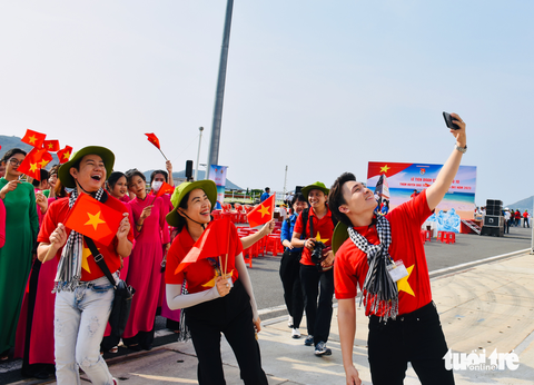 Mang tiếng hát từ đất liền ra Trường Sa - Ảnh 1. Mang tiếng hát từ đất liền ra Trường Sa - Ảnh 1.