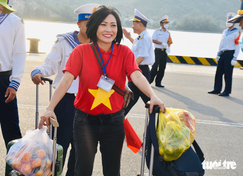 Mang tiếng hát từ đất liền ra Trường Sa - Ảnh 2. Mang tiếng hát từ đất liền ra Trường Sa - Ảnh 2.