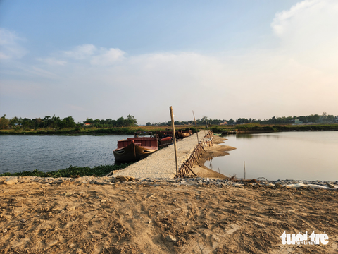 Chính quyền thị xã Điện Bàn làm đập tạm ngăn mặn để lấy nước ngọt tưới cho cây trồng– Ảnh: LÊ TRUNG