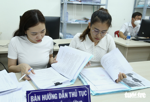 Ngày chủ nhật, người dân vẫn được gọi lên nhận tiền tỉ đền bù đường vành đai 3 TP.HCM - Ảnh 2. Ngày chủ nhật, người dân vẫn được gọi lên nhận tiền tỉ đền bù đường vành đai 3 TP.HCM - Ảnh 2.
