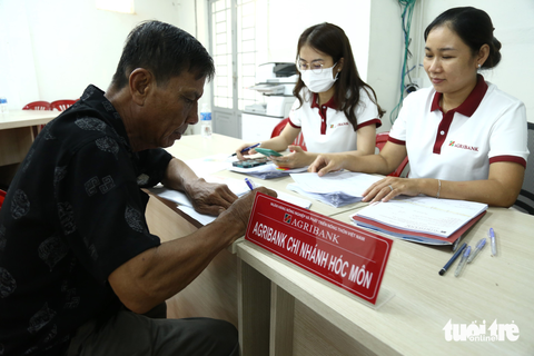 Ngày chủ nhật, người dân vẫn được gọi lên nhận tiền tỉ đền bù đường vành đai 3 TP.HCM - Ảnh 4. Ngày chủ nhật, người dân vẫn được gọi lên nhận tiền tỉ đền bù đường vành đai 3 TP.HCM - Ảnh 4.