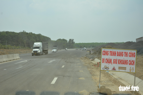 Hình ảnh thi công nguy hiểm trên cao tốc Phan Thiết - Dầu Giây - Ảnh 7. Hình ảnh thi công nguy hiểm trên cao tốc Phan Thiết - Dầu Giây - Ảnh 7.