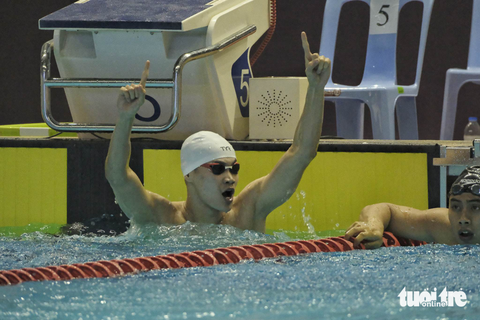 SEA Games 32: Kình ngư Thanh Bảo đoạt huy chương vàng và phá kỉ lục SEA Games - Ảnh 3. Phạm Thanh Bảo ăn mừng sau khi đoạt HCV - Ảnh: NAM TRẦN