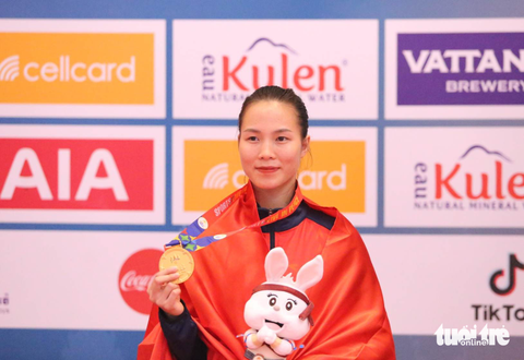 SEA Games 32: Kình ngư Thanh Bảo đoạt huy chương vàng và phá kỉ lục SEA Games - Ảnh 5. Đinh Thị Hương nhận HCV môn karate- Ảnh: HUY ĐĂNG