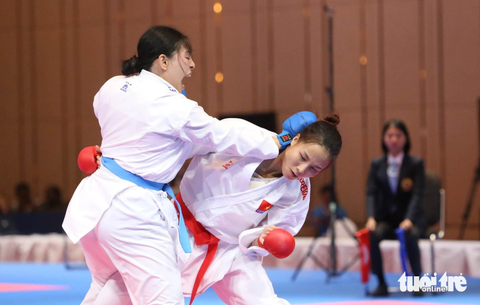SEA Games 32: Mỹ Tâm giành huy chương vàng karate - Ảnh 3. Đinh Thị Hương (đai đỏ) giành HCV hạng cân 68kg nữ - Ảnh: HUY ĐĂNG