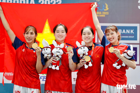 SEA Games 32: bóng rổ Việt Nam đoạt huy chương vàng lịch sử - Ảnh 3. Tuyển bóng rổ Việt Nam nhận HCV nội dung 3x3 nữ - Ảnh: N.K