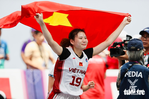 SEA Games 32: bóng rổ Việt Nam đoạt huy chương vàng lịch sử - Ảnh 3. Tuyển thủ nữ bóng rổ Việt Nam giương cao quốc kỳ ăn mừng chiến thắng lịch sử - Ảnh: N.K