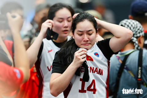 SEA Games 32: bóng rổ Việt Nam đoạt huy chương vàng lịch sử - Ảnh 4. Nữ cầu thủ bóng rổ Việt Nam xúc động sau khi giành HCV lịch sử - Ảnh: N.K