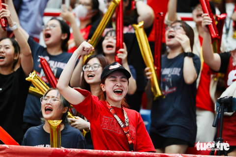 SEA Games 32: Tiến Sản giành HCV đầu tiên trong ngày 7-5 - Ảnh 3. Các cổ động viên Việt Nam rất phấn khích khi chứng kiến tuyển nữ Việt Nam lội ngược dòng - Ảnh: N.K