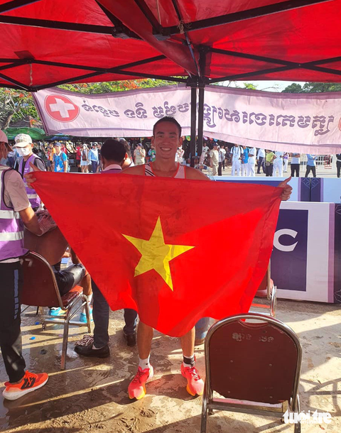 SEA Games 32: bóng rổ Việt Nam đoạt HCV lịch sử - Ảnh 8. Tiến Sản ăn mừng sau khi bảo vệ thành công tấm HCV duathlon - Ảnh: Nguyễn Anh Tuấn