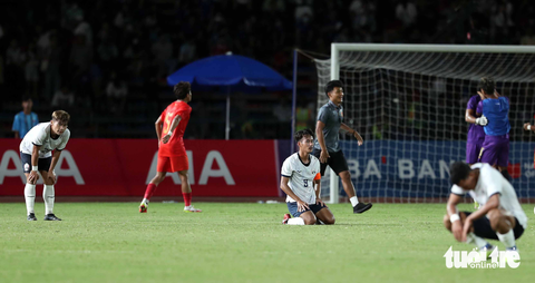 Cầu thủ U22 Campuchia khóc sau trận thua Myanmar - Ảnh 1. Cầu thủ U22 Campuchia khóc sau trận thua Myanmar - Ảnh 1.