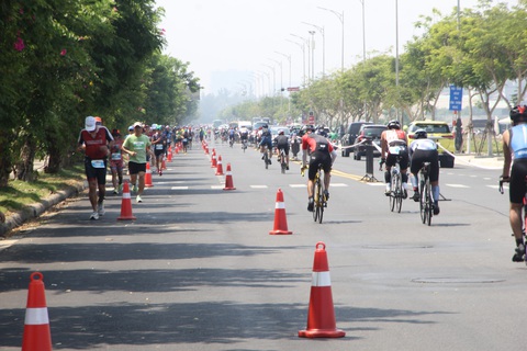 Tranh cãi chuyện chặn đường vào cảng Tiên Sa cho giải IRONMAN - Ảnh 1. Tranh cãi chuyện chặn đường vào cảng Tiên Sa cho giải IRONMAN - Ảnh 1.