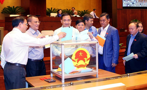 Kỳ họp thứ sáu, Quốc hội khóa XIV: lấy phiếu tín nhiệm đối với 48 chức danh do Quốc hội bầu hoặc phê chuẩn - Ảnh: TTXVN Kỳ họp thứ sáu, Quốc hội khóa XIV: lấy phiếu tín nhiệm đối với 48 chức danh do Quốc hội bầu hoặc phê chuẩn - Ảnh: TTXVN