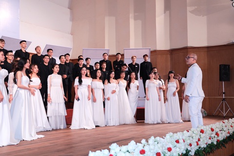 Thành Lộc thấy trái tim được an ủi, được truyền năng lượng bởi Saigon Choir - Ảnh 2. Thành Lộc thấy trái tim được an ủi, được truyền năng lượng bởi Saigon Choir - Ảnh 2.