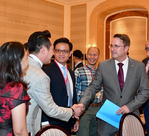Chủ tịch Hội Doanh nhân trẻ Việt Nam trao đổi về tài chính xanh với Thủ tướng Luxembourg - Ảnh 2. Chủ tịch Hội Doanh nhân trẻ Việt Nam trao đổi về tài chính xanh với Thủ tướng Luxembourg - Ảnh 2.
