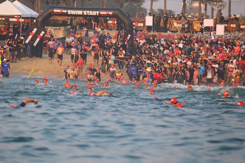 Vận động viên nước ngoài độc chiếm các tốp đầu IRONMAN ở Đà Nẵng - Ảnh 1. Vận động viên nước ngoài độc chiếm các tốp đầu IRONMAN ở Đà Nẵng - Ảnh 1.