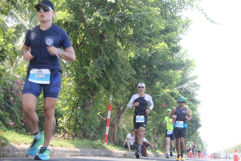 Vận động viên nước ngoài độc chiếm các tốp đầu IRONMAN ở Đà Nẵng - Ảnh 4. Vận động viên nước ngoài độc chiếm các tốp đầu IRONMAN ở Đà Nẵng - Ảnh 4.