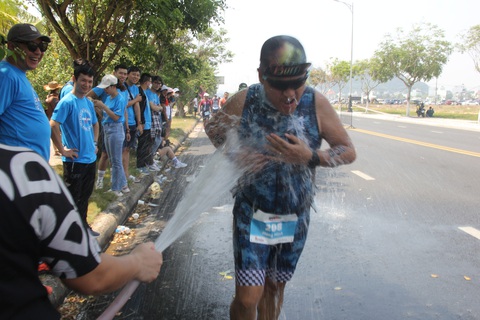 Vận động viên nước ngoài độc chiếm các tốp đầu IRONMAN ở Đà Nẵng - Ảnh 2. Vận động viên nước ngoài độc chiếm các tốp đầu IRONMAN ở Đà Nẵng - Ảnh 2.